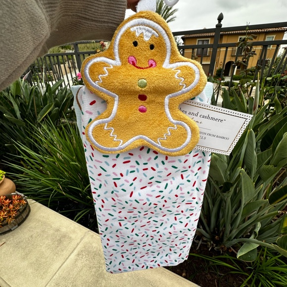 Cupcakes & Cashmere Christmas Holiday Kitchen towel sprinkles gingerbread house - Picture 1 of 11
